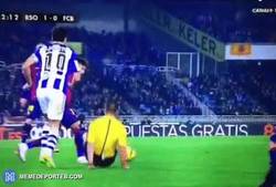 Enlace a GIF: Caída del árbitro en el Real Sociedad-Barça. Penalti para el Madrid