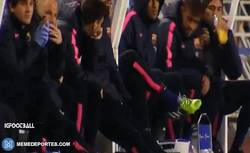 Enlace a GIF: Neymar le dice a Messi que caliente tras el gol de la Real Sociedad