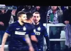 Enlace a GIF: Icardi y Osvaldo casi se van a las manos en el Juve- Inter. ¿Le habrá dicho algo de su novia?