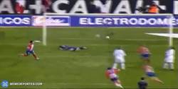 Enlace a GIF: Éste fue el único gol que Torres marcó al Madrid como jugador del Atlético.¿Se repetirá?