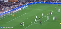 Enlace a GIF: Gol de Jordi Alba tras pase de Messi 4-0