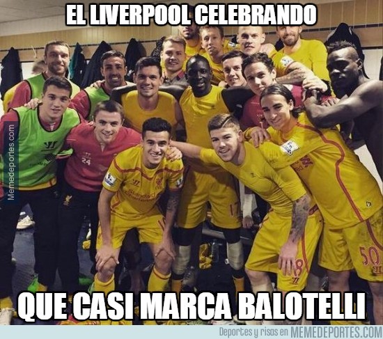 431810 - El Liverpool celebrando que casi marca Balotelli
