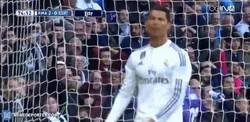 Enlace a GIF: El enfado monumental de Cristiano tras la jugada individualista de Bale