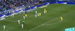 Enlace a GIF: El golazo de Jonathan Dos Santos sin dejar caer el balón en el Málaga-Villarreal