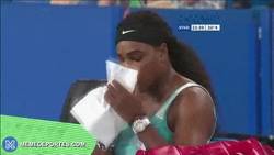 Enlace a GIF: Serena se toma su cafelito durante el partido