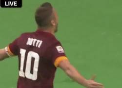 Enlace a GIF: Totti mete un golazo en el Roma-Lazio y lo celebra haciéndose un selfie con la grada