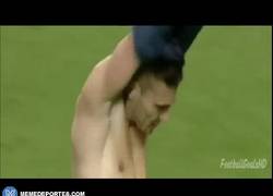 Enlace a GIF: Tadic en el 0-1 frente al Manchester United marcándose una celebración tipo Ballotelli