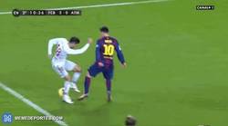 Enlace a GIF: ¡El mundo al revés! Penalti de Messi
