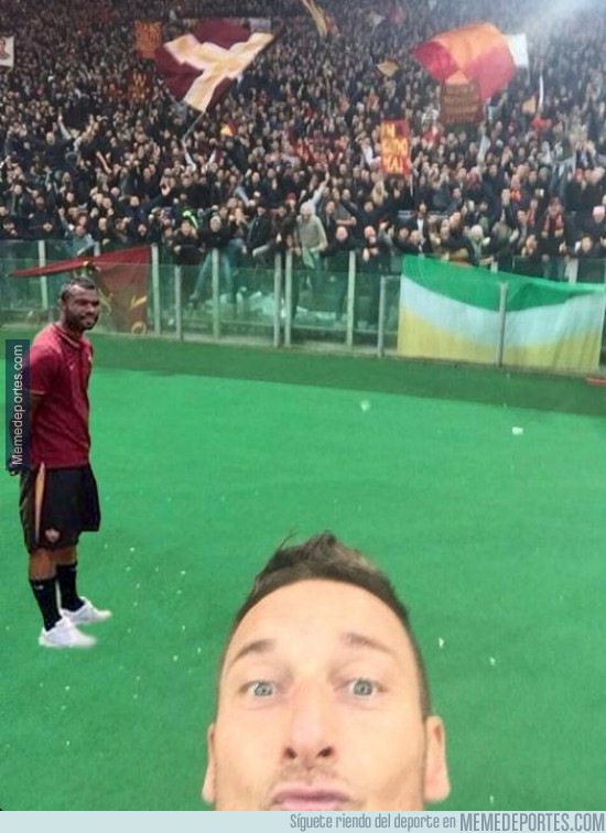 432992 - Lo que no se vio en el selfie de Totti