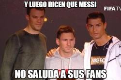 Enlace a Messi haciéndose una foto con 2 fans