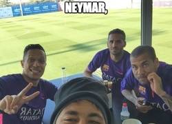 Enlace a Neymar nos muestra con un selfie los que se irán del Barça esta temporada