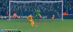 Enlace a GIF: Adrián, portero español del West Ham, mete este penalty y clasifica a su equipo en la FA CUP