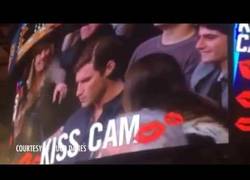 Enlace a Una joven es ignorada por su novio durante una 'Kiss Cam' y decide vengarse en su cara