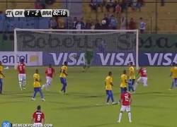 Enlace a GIF: El chileno Cuevas clava este golazo de falta en el Sudamericano sub 20 en el Chile 1-2 Brasil.