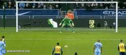 Enlace a GIF: Gol de Cazorla de penalty que adelanta al Arsenal 0-1 vs City. Qué bien la pega el asturiano
