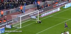 Enlace a GIF: Le paran un penalti y aún así marca, gol de Messi en el minuto 39. 1-0