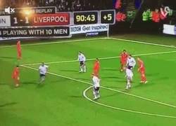 Enlace a GIF: El golazo de Coutinho en el descuento que le da el pase al Liverpool en la FA Cup