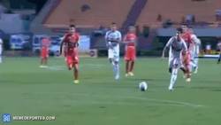 Enlace a GIF: Y con este gol, Pato marca el primer hat-trick de su carrera