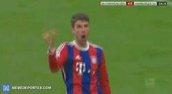 Enlace a GIF: El golazo de Müller y su extraña y peculiar celebración