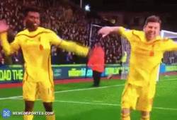 Enlace a GIF: Alberto Moreno celebra el gol de Sturridge como él