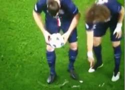 Enlace a GIF: David Luiz haciendo su propia raya. ¿Quieres ver más? Síguelo en nuestro directo