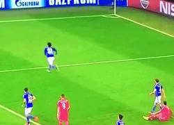 Enlace a GIF: ¡Increíble golazo de chilena de Cristiano frente al Schalke! Aprende Luis Suárez