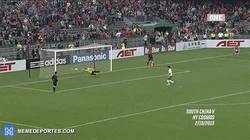 Enlace a GIF: Primer gol de Raúl con el NY Cosmos. Un claro homenaje a Cristiano Ronaldo