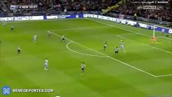 Enlace a GIF: Pase milimétrico de Silva en el gol de Dzeko