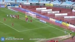 Enlace a GIF: Con este gol de Xabi Prieto, que ponía el 4-3 para la Real, respira Moyes