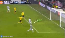 Enlace a GIF: Gol de Tévez tras el jugadón de Morata