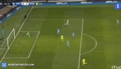 Enlace a GIF: Alves centra tan mal que casi marca gol