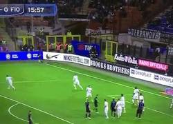 Enlace a GIF: Cómo no lanzar un corner, Podolski te enseña
