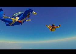 Enlace a VÍDEO: Instructor salva a su alumno de una muerte segura tras quedarse inconsciente en paracaídas