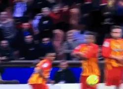Enlace a GIF: Golazo de falta de David Luiz ante el Lens