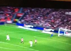 Enlace a GIF: Chicharito celebra el golazo de Bale antes de que entre. Y pasa lo que pasa