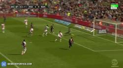 Enlace a GIF: Golazo de Messi y hattrick igualando a Cristiano