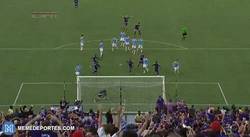 Enlace a GIF: Kaká salvando el partido para el Orlando. Locura en el estadio