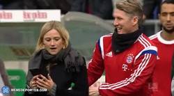 Enlace a GIF: Schweinsteiger trolleando a una mujer del Staff del Bayern
