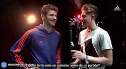 Enlace a GIF: Müller bromea con la calva de Robben