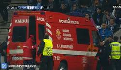Enlace a GIF: Y en el otro partido, Danilo ha salido lesionado en ambulancia después de este brutal choque