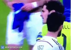 Enlace a GIF: Casillas mandó a Cristiano Ronaldo que saludara a la afición. Esto es un capitán