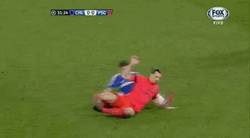 Enlace a GIF: ¡Arde Stamford Bridge! ROJA a Zlatan por esta acción. ¿Se lo merecía?