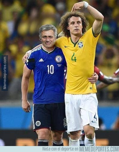 473693 - David Luiz como siempre consolando al perdedor de la noche