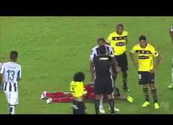 Enlace a VÍDEO: Portero finge estar inconsciente para que no lo expulsen