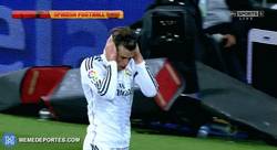 Enlace a GIF: La celebración de Bale tapándose las orejas apartando las críticas