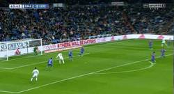 Enlace a GIF: Benzema al palo, lo que era el gol del año