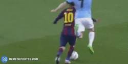 Enlace a GIF: ¡Vaya caño de Messi a Fernandinho!