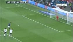Enlace a GIF: Ter Stegen ya puede presumir de haber parado un penalti a Messi y Agüero
