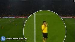 Enlace a GIF: Mats Hummels manda a callar a la afición del Borussia y no, no es Photoshop