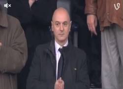 Enlace a GIF: El presidente del Tottenham tras cada gol de Kane